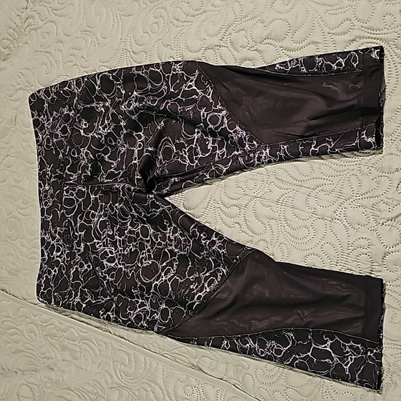 Under Armour Plus Black Patterned Compression Capri Leggings - Picture 3 of 4